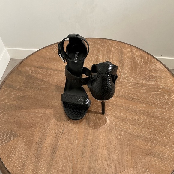 New MK MICHAEL KORS Amal Snake Embossed Leather Sandals Heels Black Size 10 - Picture 4 of 4